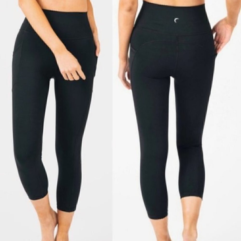 EUC - Black Brilliant Capris - Size 8-10
